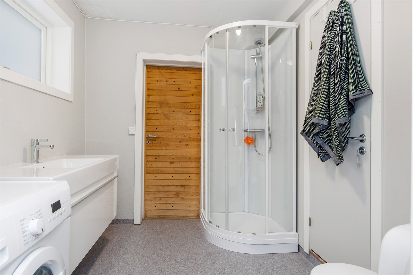 Bad i sokkelleiligheten har Duravit servant og skap. Galleribilde