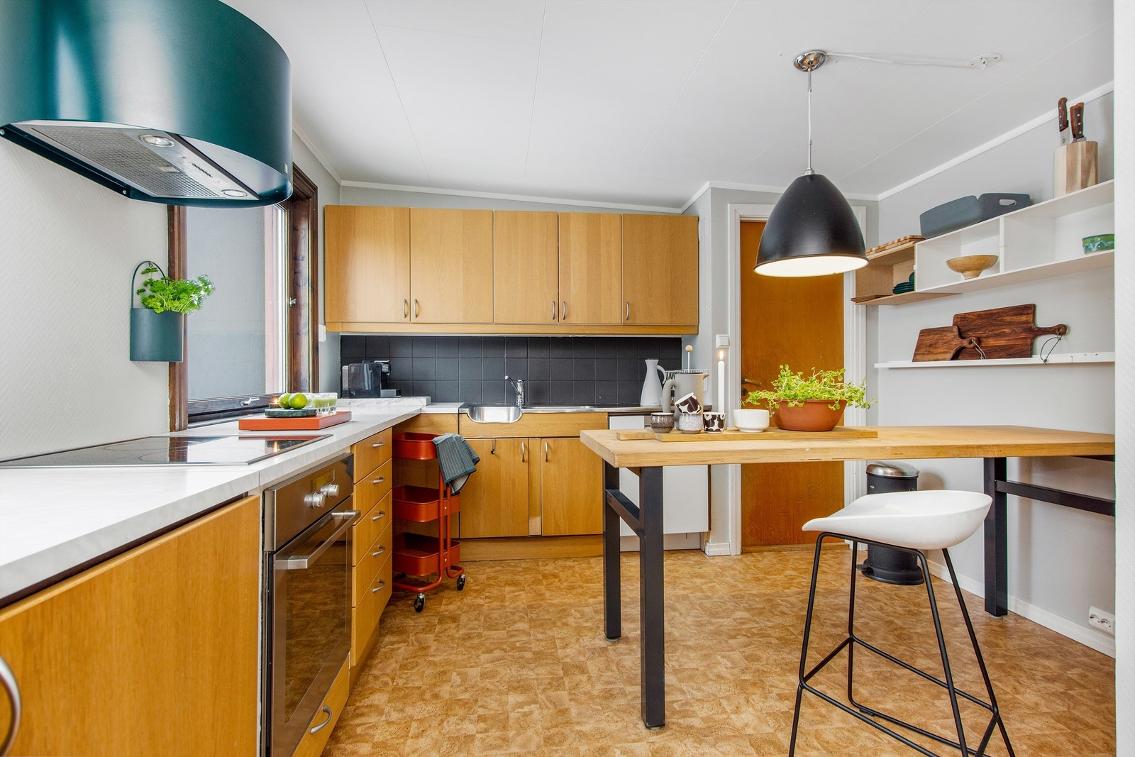 På kjøkkenet er godt med oppbevaringsplass i skuffer, over- og underskap. Galleribilde