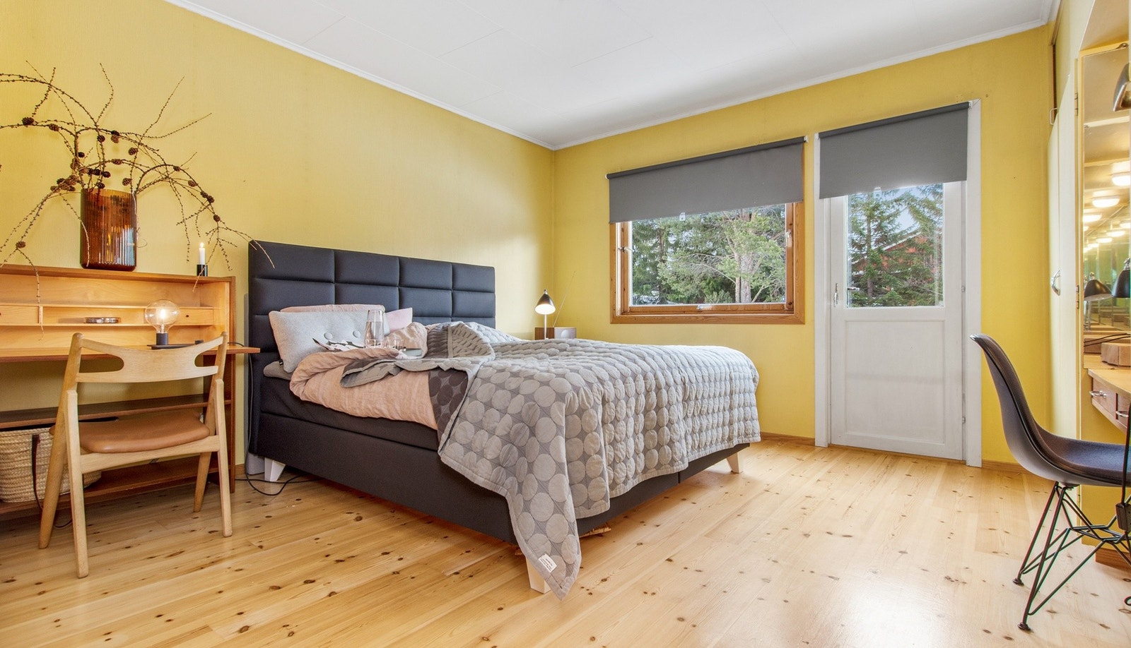 Hovedetasjen har tre luftige soverom med godt lysinnfall. Hovedsoverommet har "suiteløsning" med sminkebordløsning og direkte adgang til privat balkong. Galleribilde