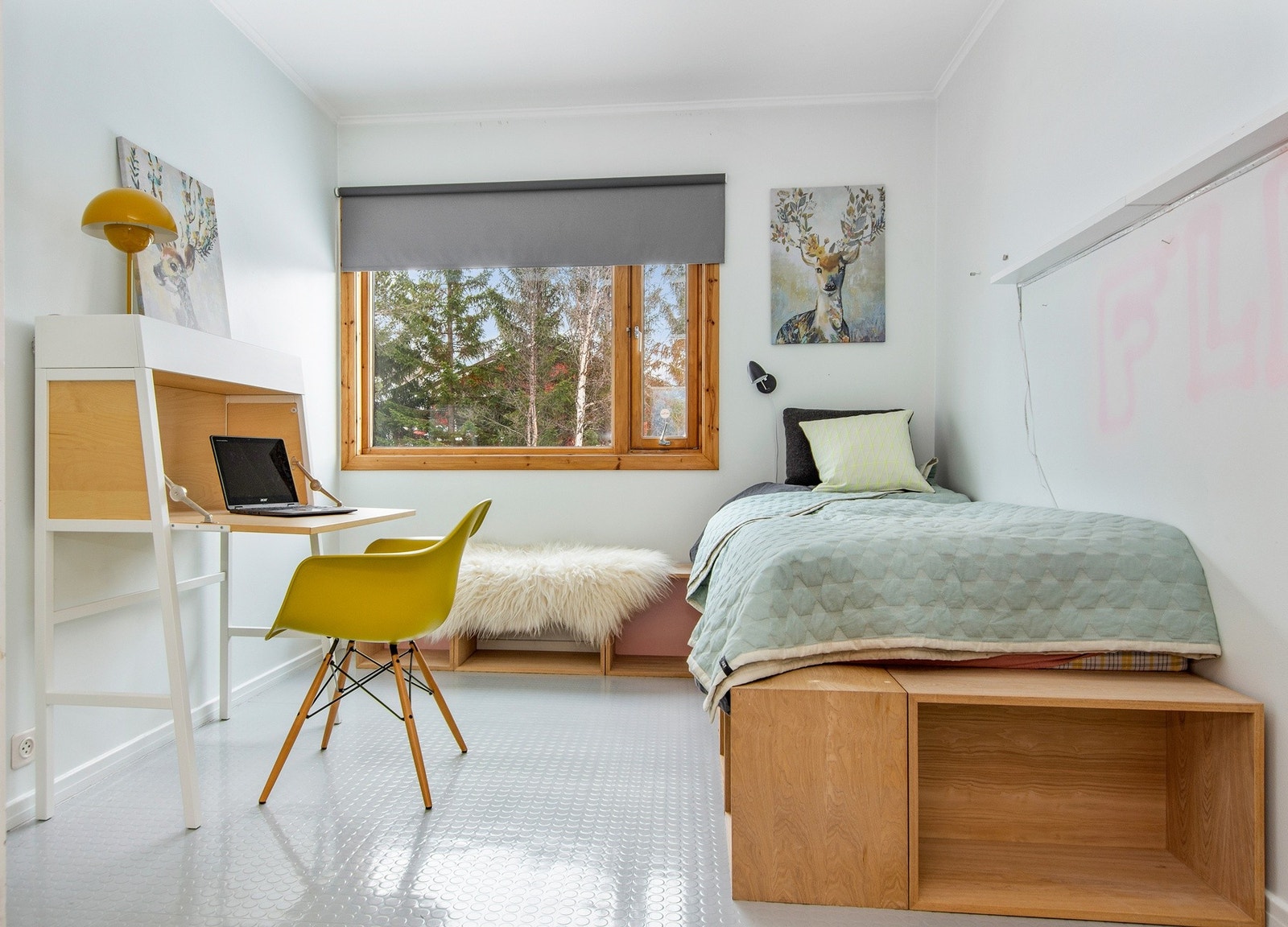 Et lyst og trivelig soverom. Galleribilde