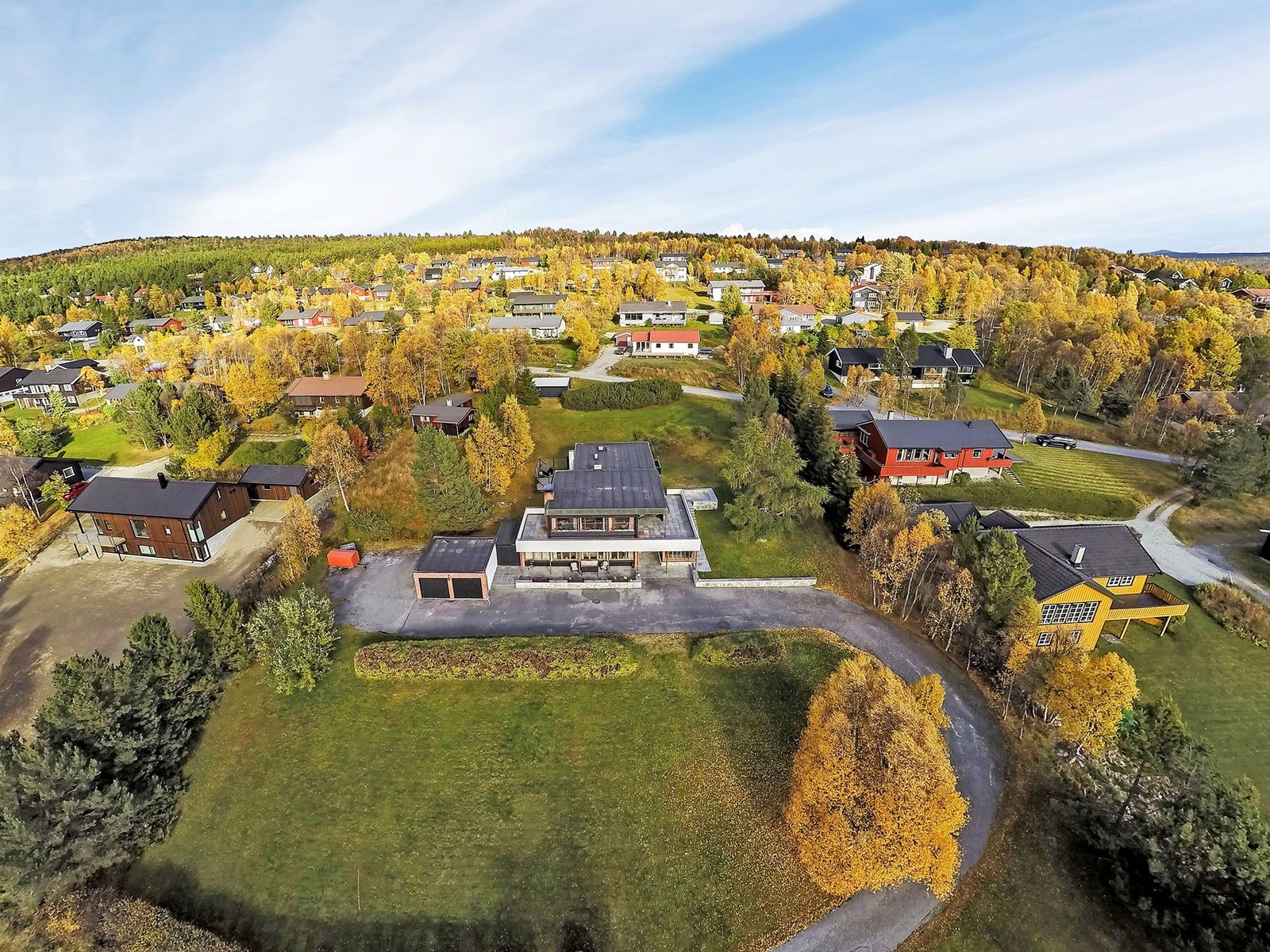 Med eiendommen følger det med to dobbelgarasjer. En rett ved huset og en opp ved Konstknektveien. Galleribilde