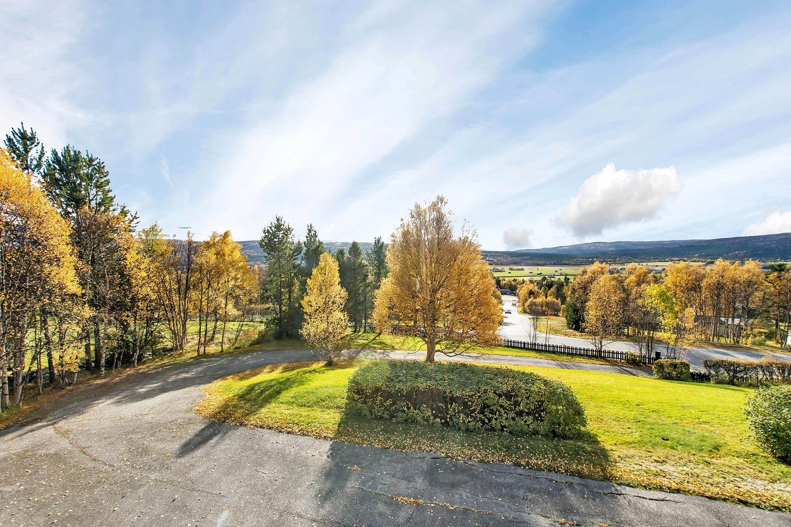 Flott opparbeidet uteområde med flott utsikt. Galleribilde