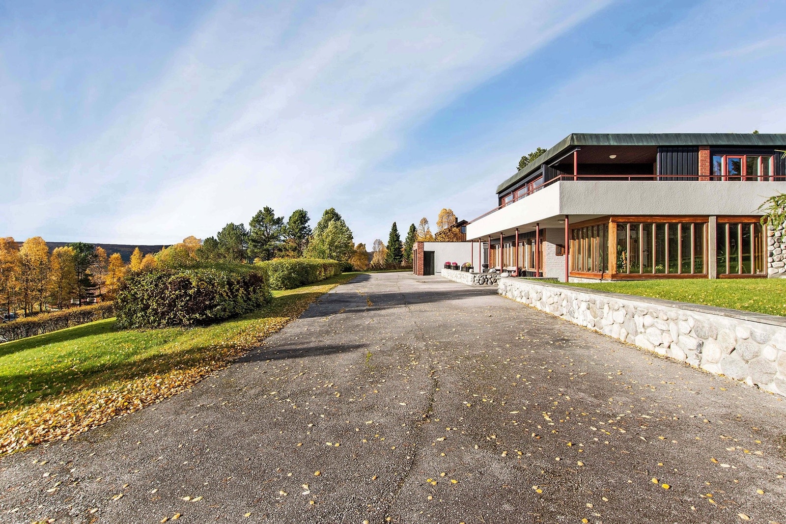 Asfaltert og herskapelig innkjørsel. Galleribilde