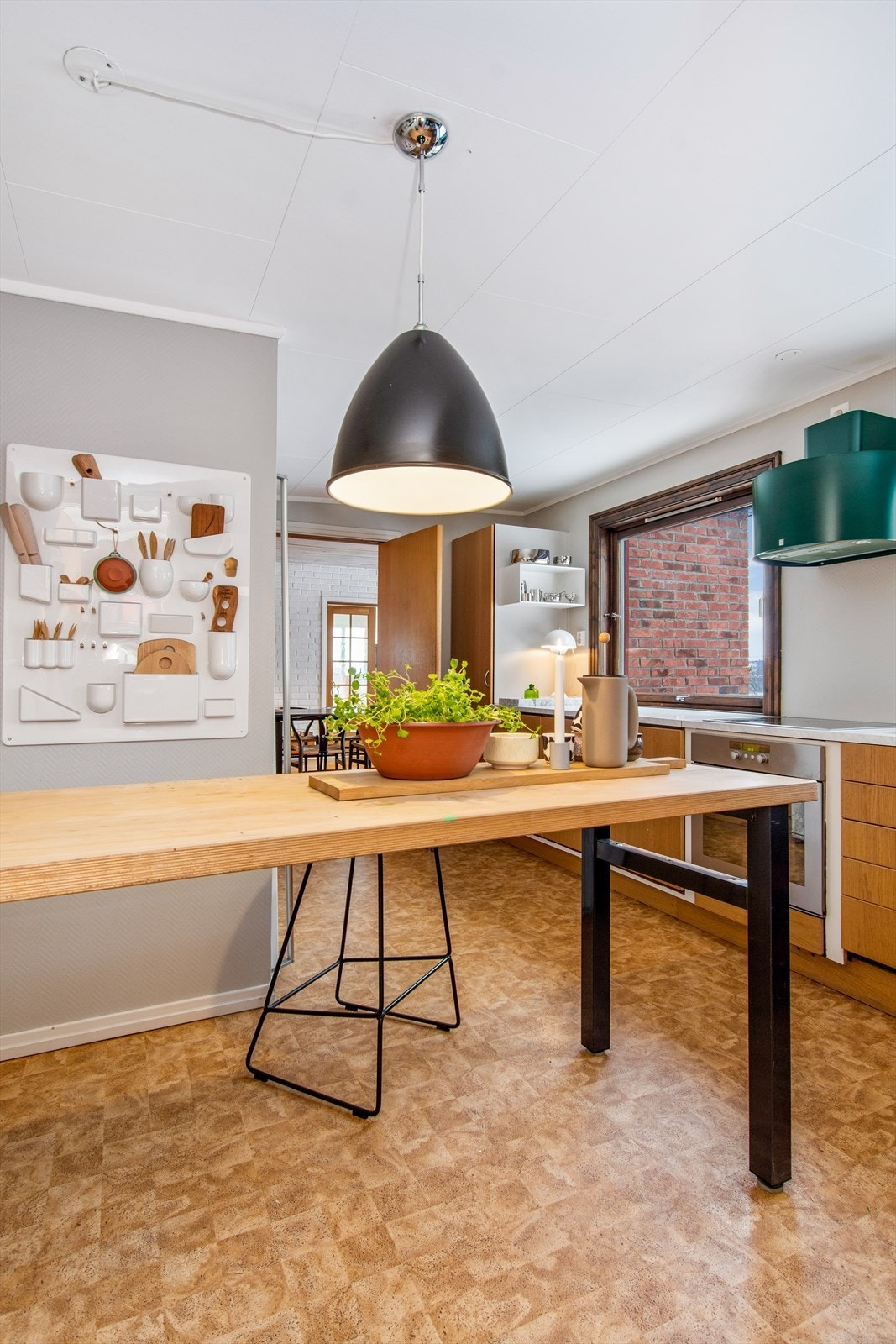 På kjøkkenet er godt med oppbevaringsplass i skuffer, over- og underskap. Galleribilde