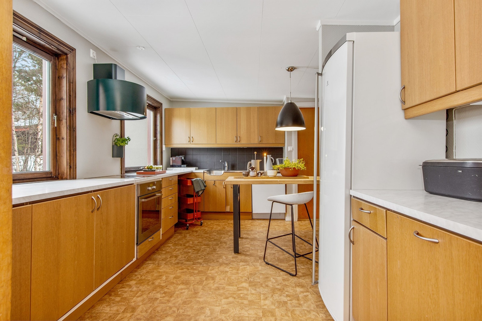 På kjøkkenet er godt med oppbevaringsplass i skuffer, over- og underskap. Galleribilde