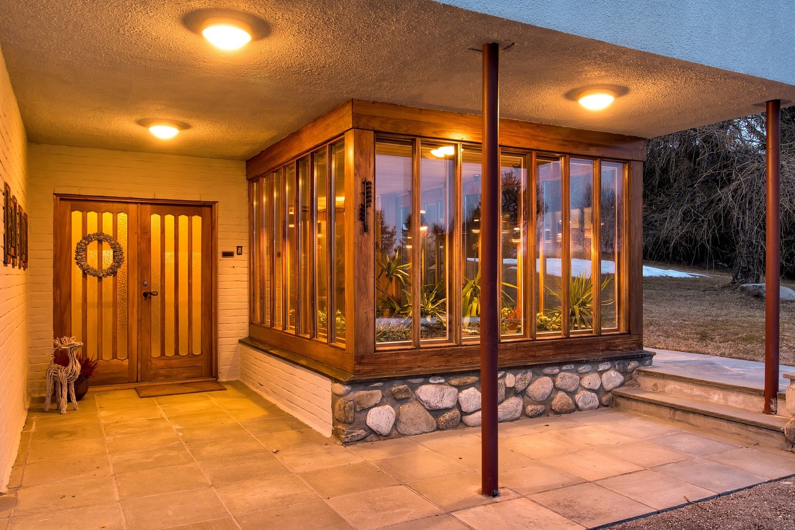 Overbygd inngangsparti som er godt skjermet for vær og vind. Galleribilde