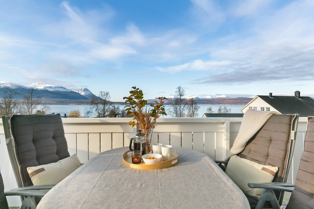 Fantastisk utsikt og gode solforhold på veranda
