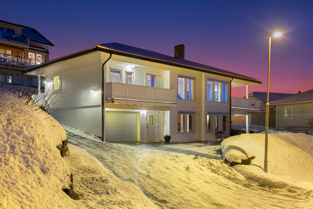 Meget fin og romslig enebolig i et familievennlig boligområde på Holmslett!