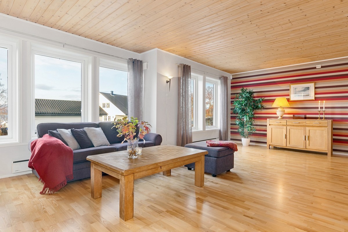 Parkett med gulvvarme og trendy fargevalg på vegger
