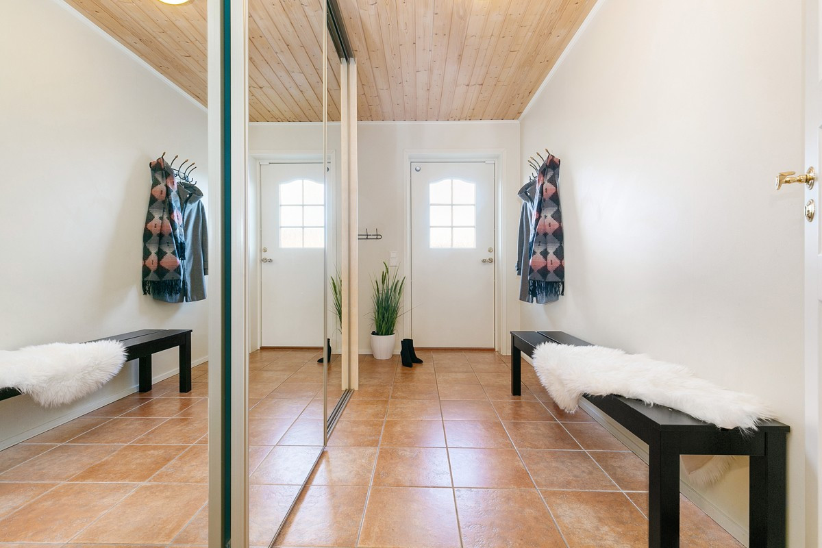 Entré med skyvedørsgarderobe i underetasje