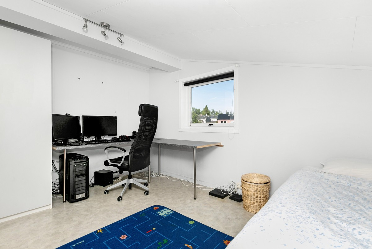 Rommet har skyvedørsgarderobe