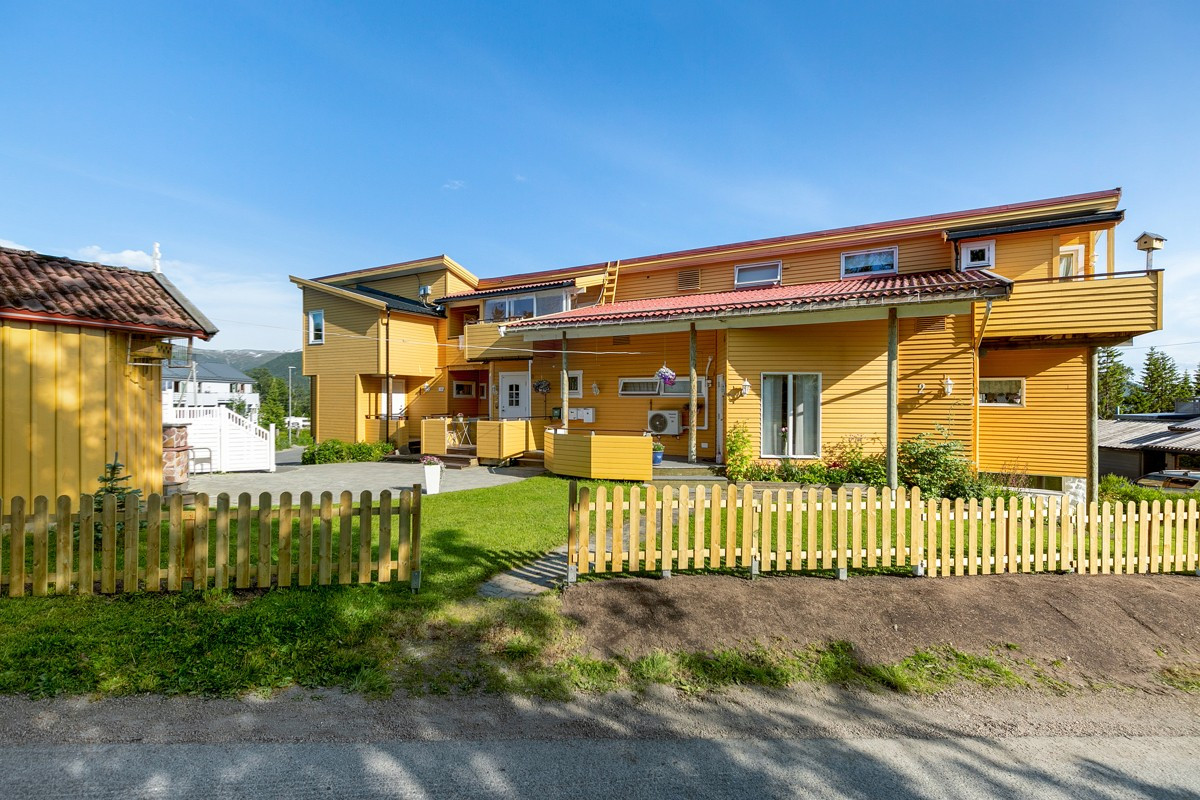 Fasade/gårdsplass .- gjennomført og opparbeidet gårdsplass