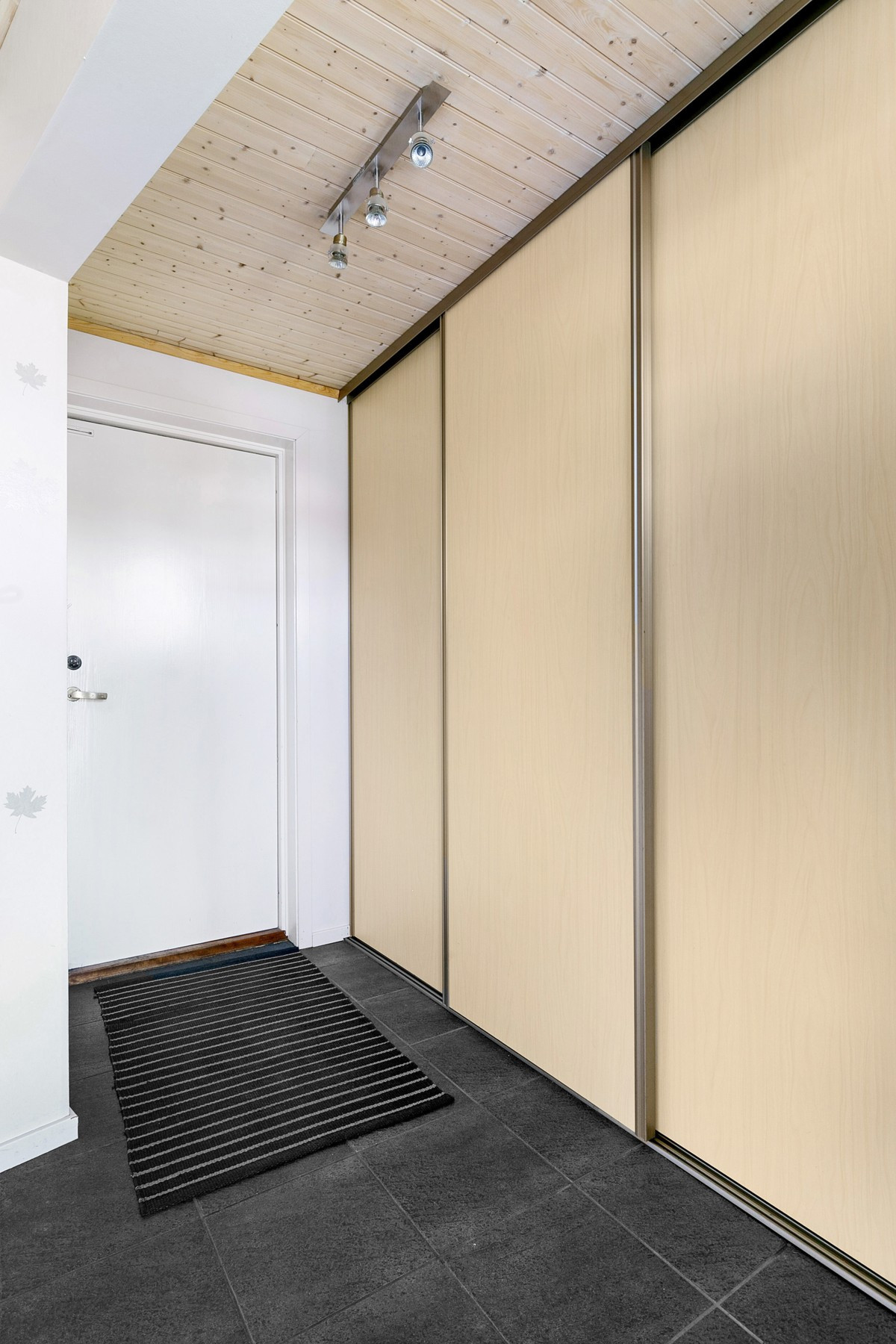 Inngangsparti - innebygd skyvedørsgarderobe