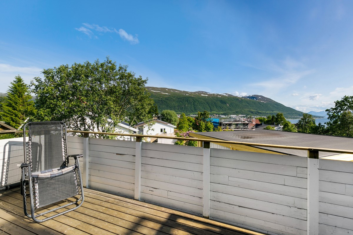 Terrasse i 1.etg med gode solforhold og flott utsikt