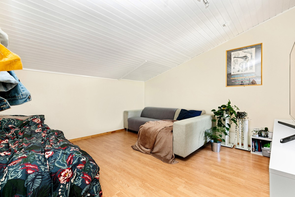 Soverom som like gjerne kan brukes som loftstue - fra rommet er det utgang til balkong