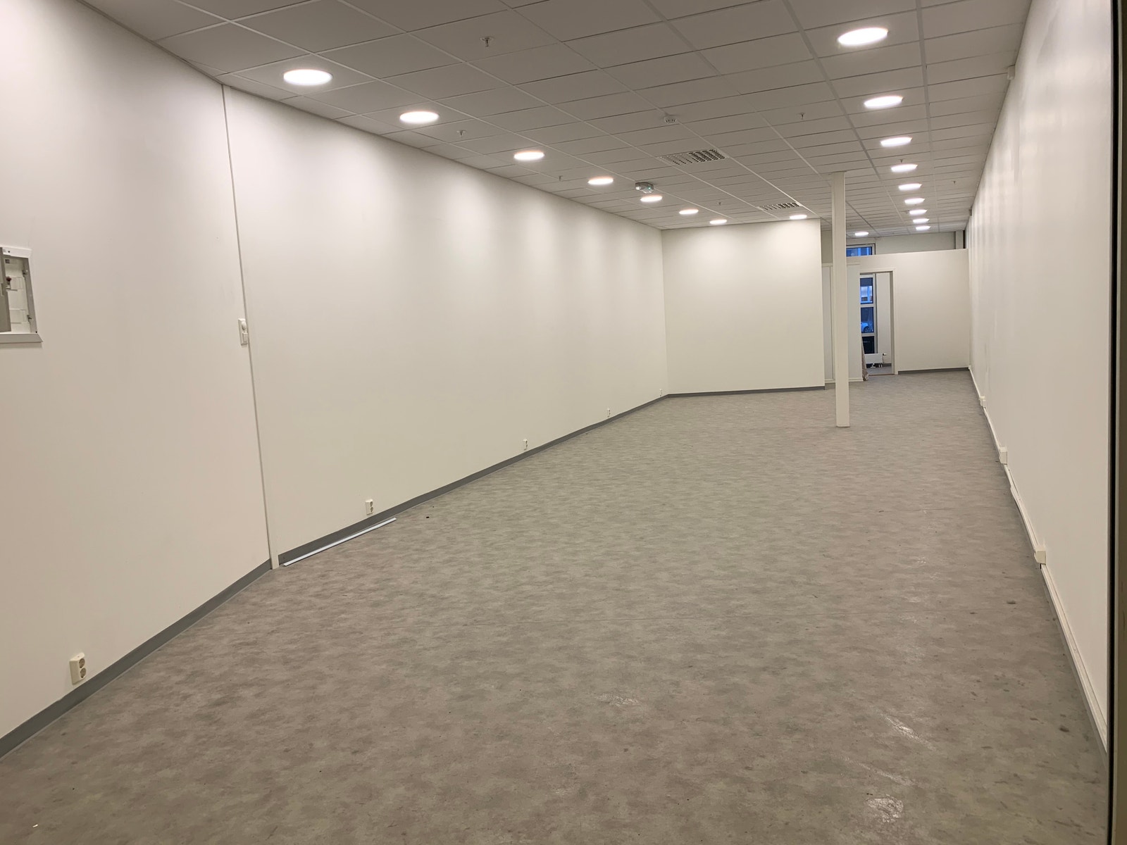 Lyst og fint lokale. Kontor har vindu mot gaten. Galleribilde