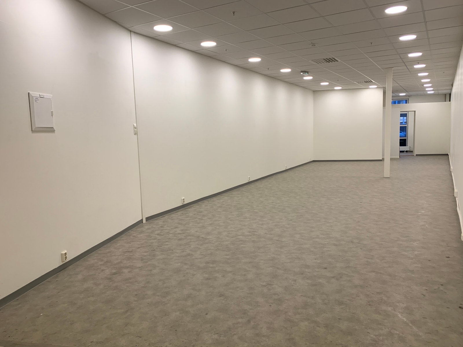 Salgslokale med eget rom som kan benyttes til kontor, spiserom, eller lager. Galleribilde