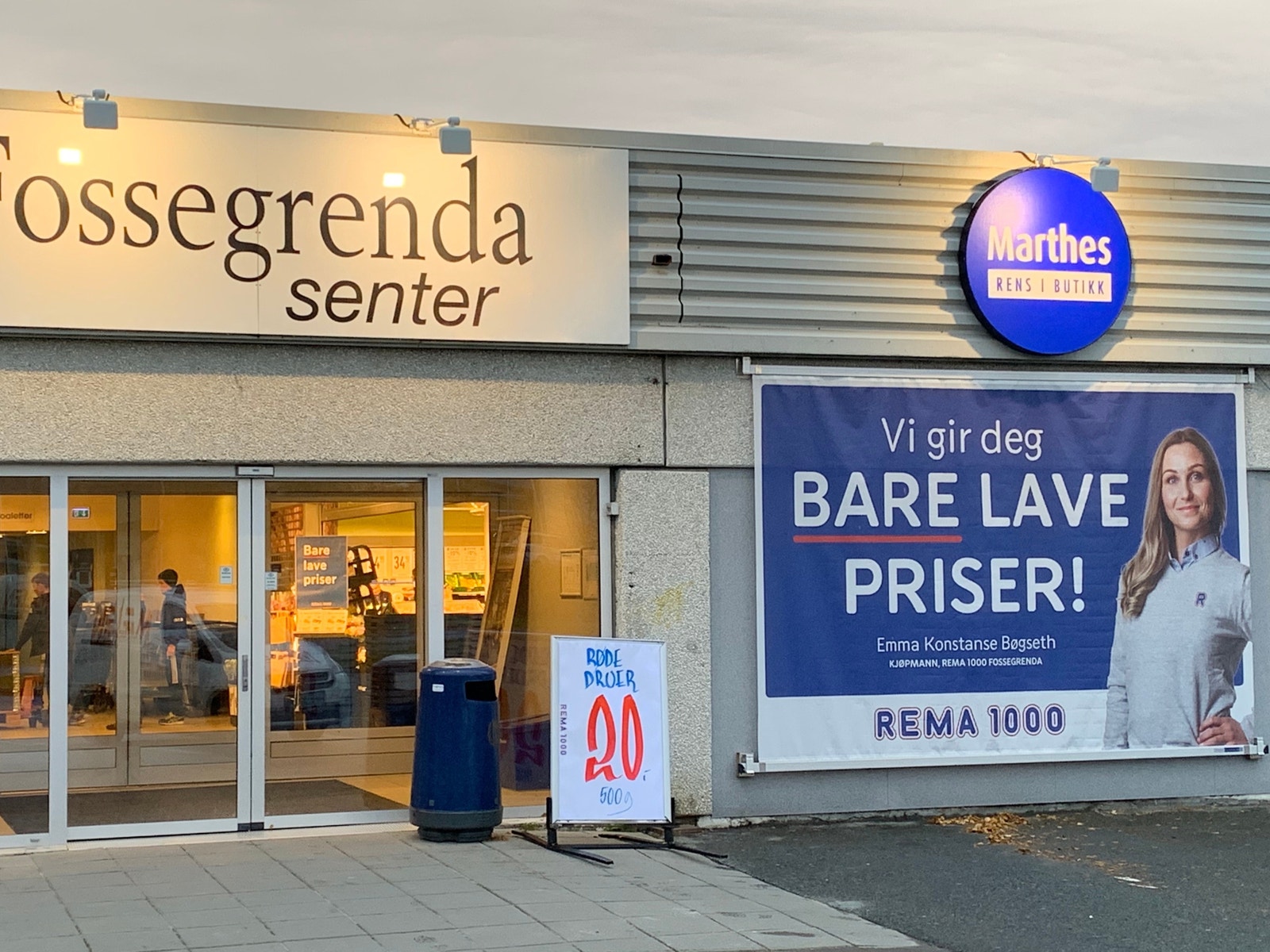 Hovedinngang til senteret. lokalet ligger til venstre for hovedinngangen. Galleribilde