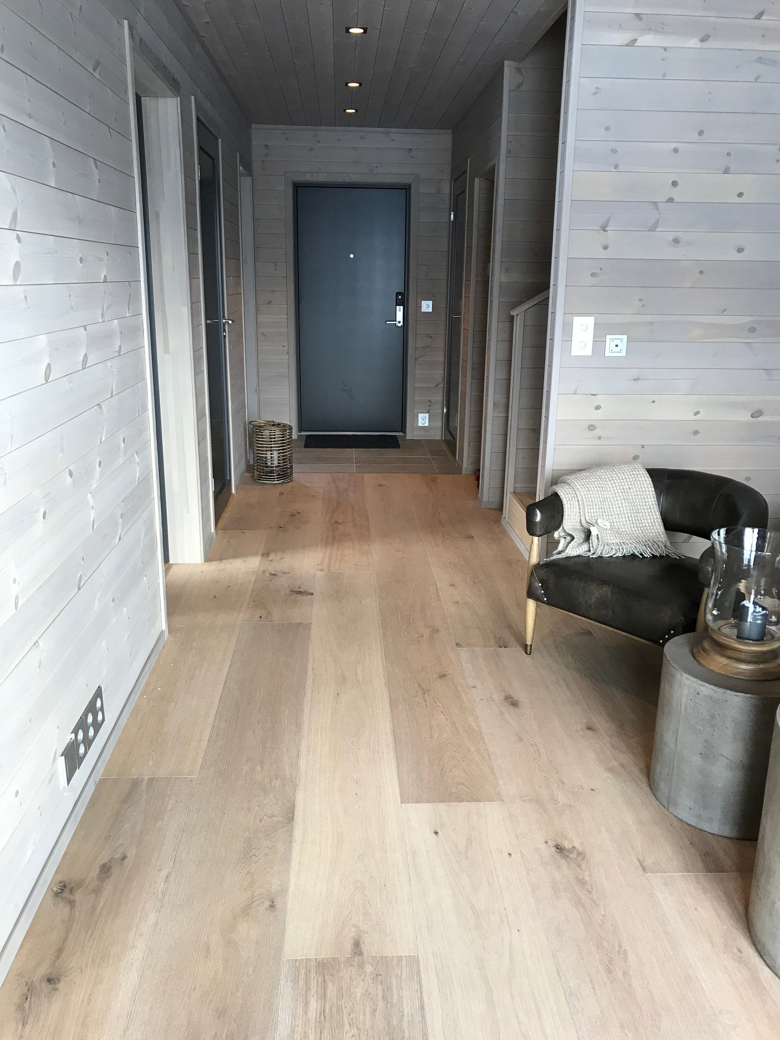 Flotte gulver. Hele 28 cm brede eikegulv som er ekstra hardføre. Galleribilde