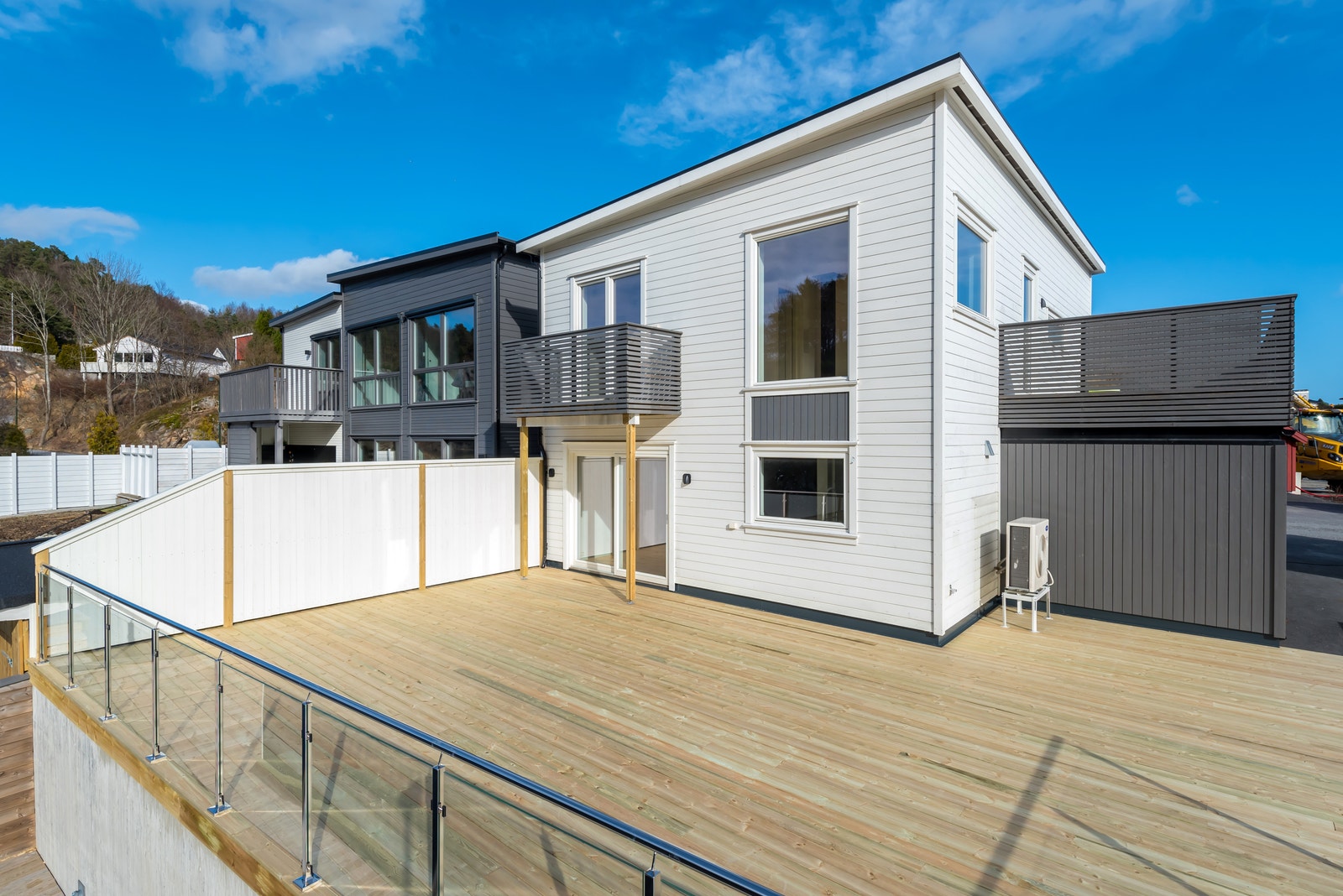 Solrikt og usjenert. Galleribilde