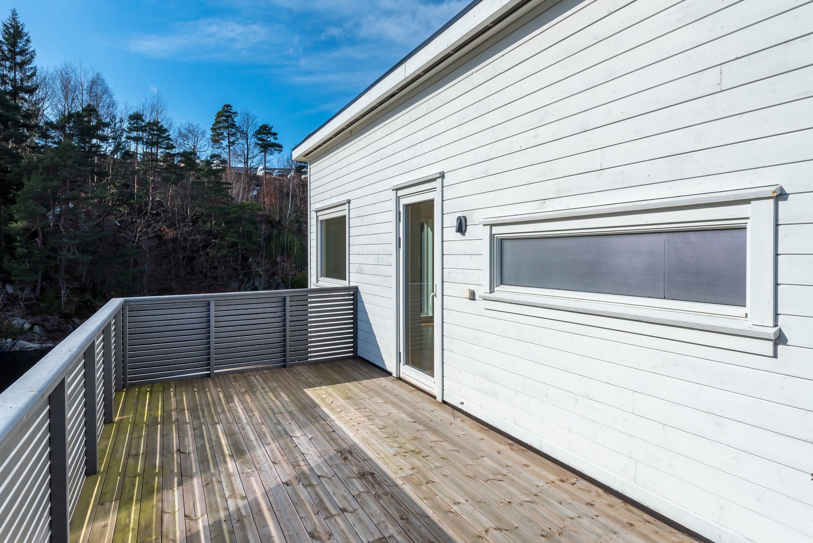 Uteplass ut fra Loftstue. Galleribilde