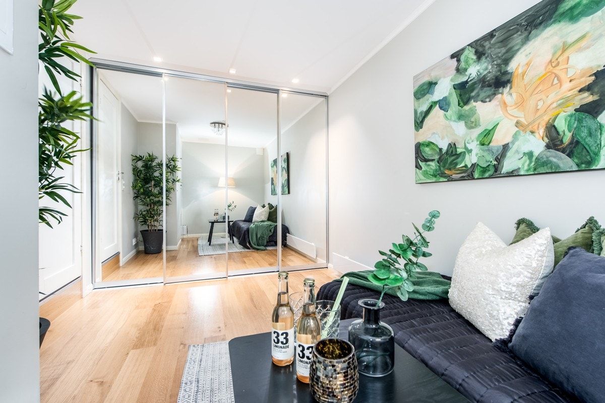 Disponibelt rom - Stilfull skyvedørsgarderobe med helspeil fronter og god plass til oppbevaring Galleribilde