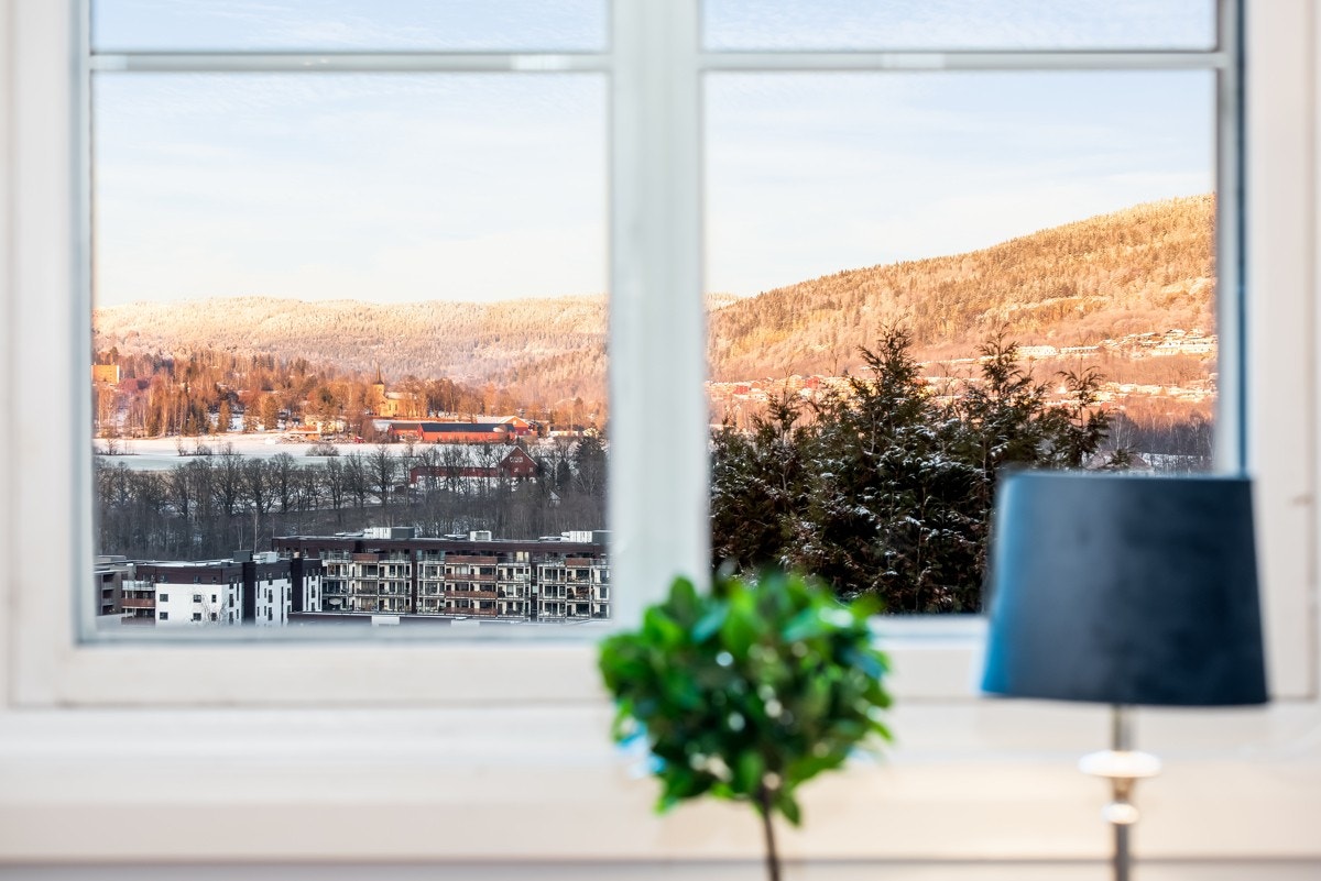 Flott utsikt over Vøyenenga og deler av Rykkinn og Kolsås fra soverom 1. Galleribilde