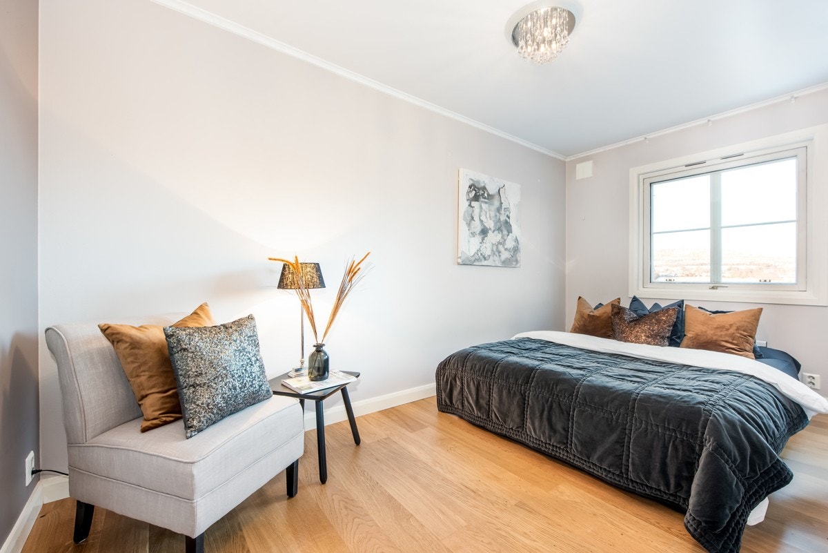 Soverom 2: Hovedsoverommet er romslig og har god plass til dobbeltseng og kommode. Galleribilde