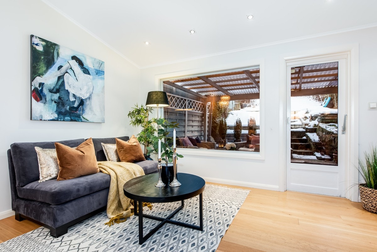 Stuen har en god takhøyde som gir en luftig og romslig følelse, samt er enkel å møblere. Galleribilde