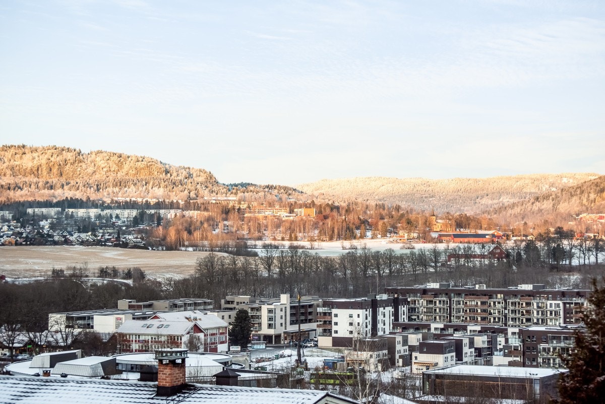 Eiendommen byr på utsikt over Vøyenenga, Rykkinn og mot Kolsåstoppen. I det fjerne skimtes Bærums Verk/Lommedalen også, Galleribilde