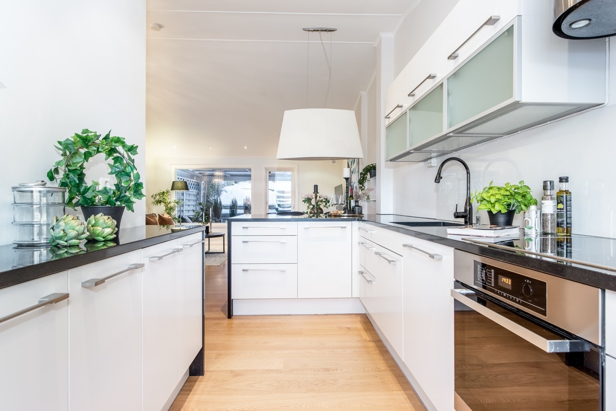 Lys og pen kjøkkeninnredning fra 2011. Her sett mot stuen. Galleribilde