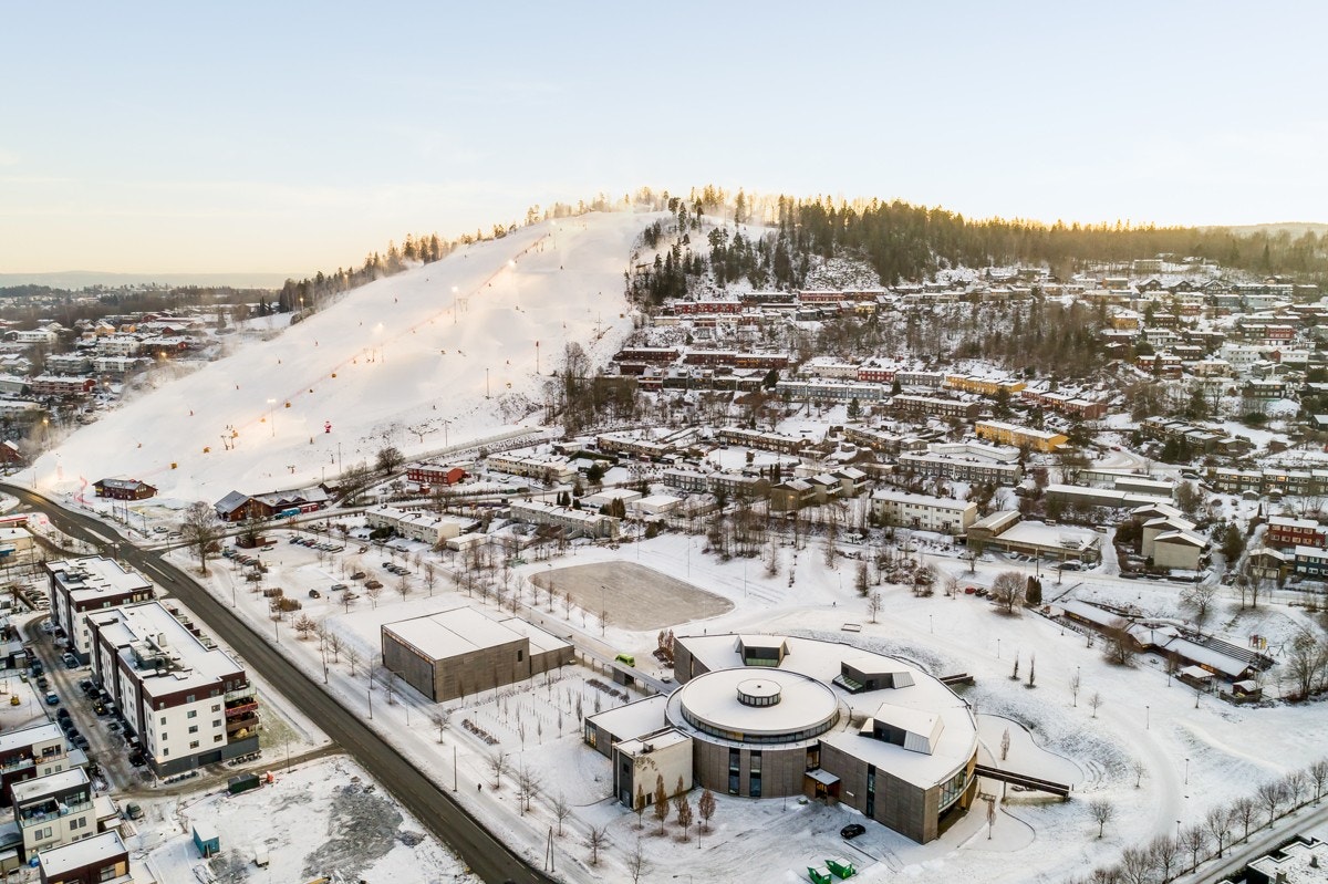 Kort vei til Kirkerudbakken skisenter. På med skiene, og rett bort til bakken! Galleribilde