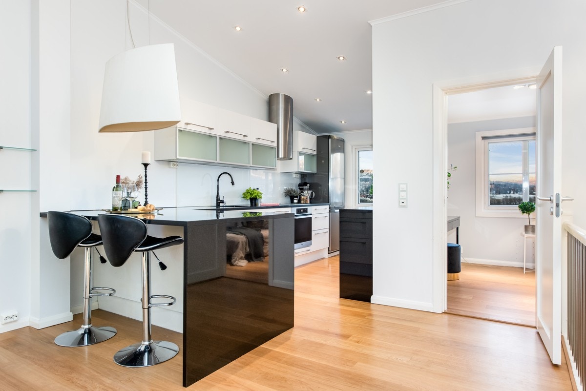 Delikat og moderne kjøkken med inngang til soverom rett ved siden av. Galleribilde