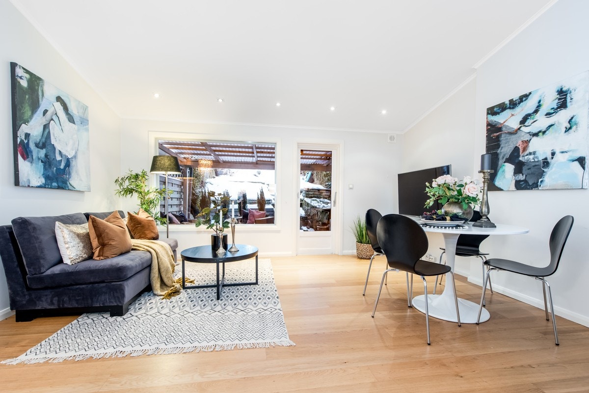 Stue med utgang til terrasse/hage Galleribilde