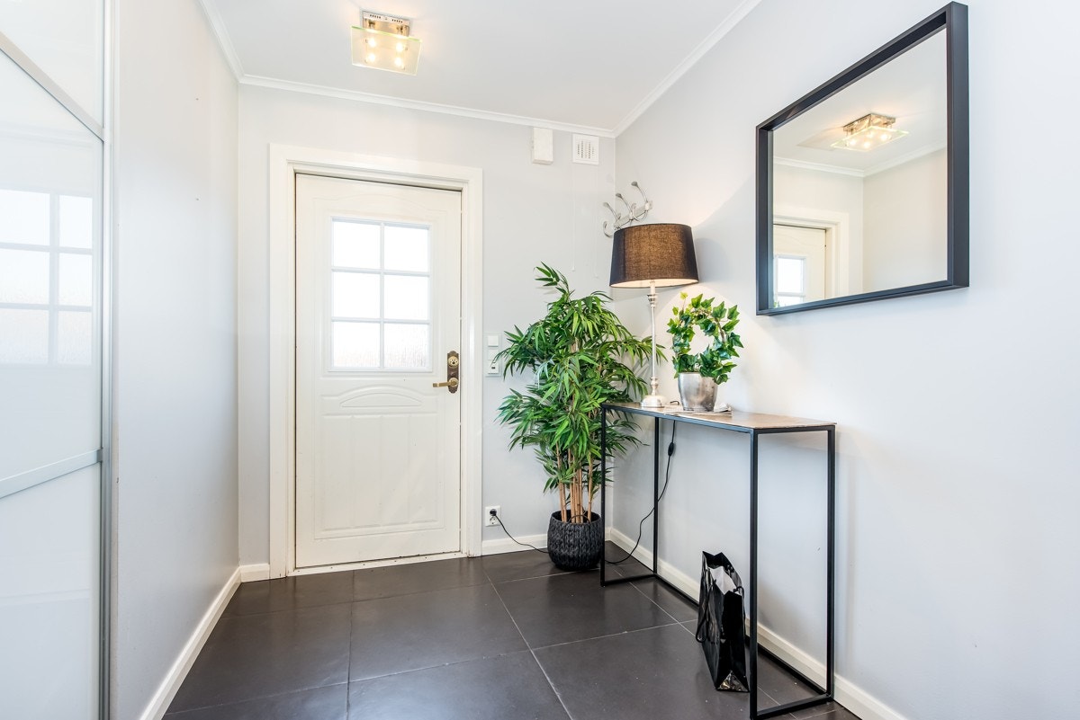 Lys og hyggelig entré med skyvedørsgarderobe, samt plass til kommode og skostativ. Galleribilde