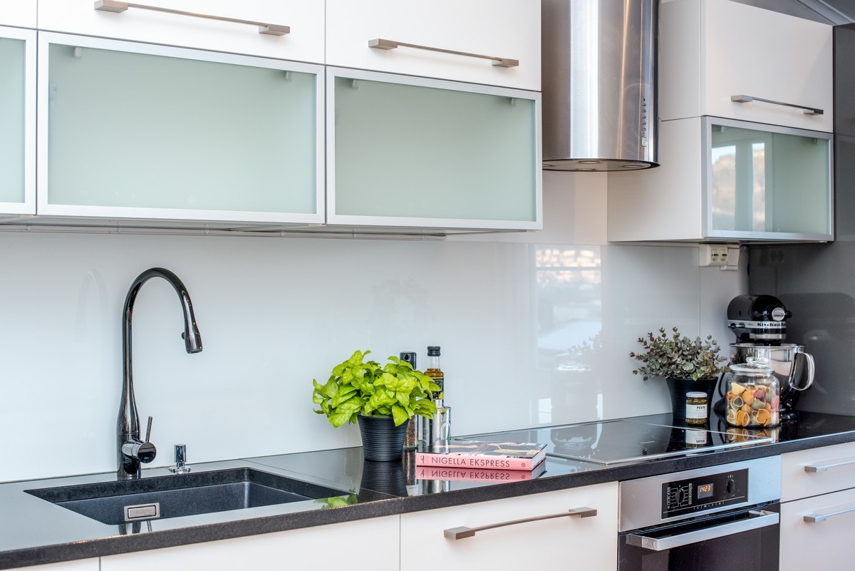 Integrerte hvitevarer som inkluderer platetopp, oppvaskmaskin og komfyr. I tillegg medfølger frittstående kjøleskap. Galleribilde