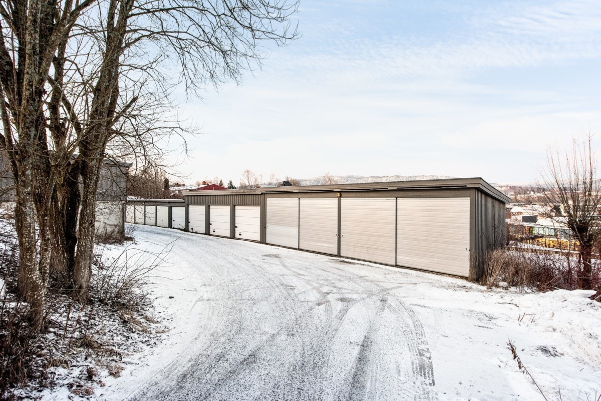 Egen vinterisolert stor garasje forberedt for el-bil ladning, like nedenfor. Galleribilde