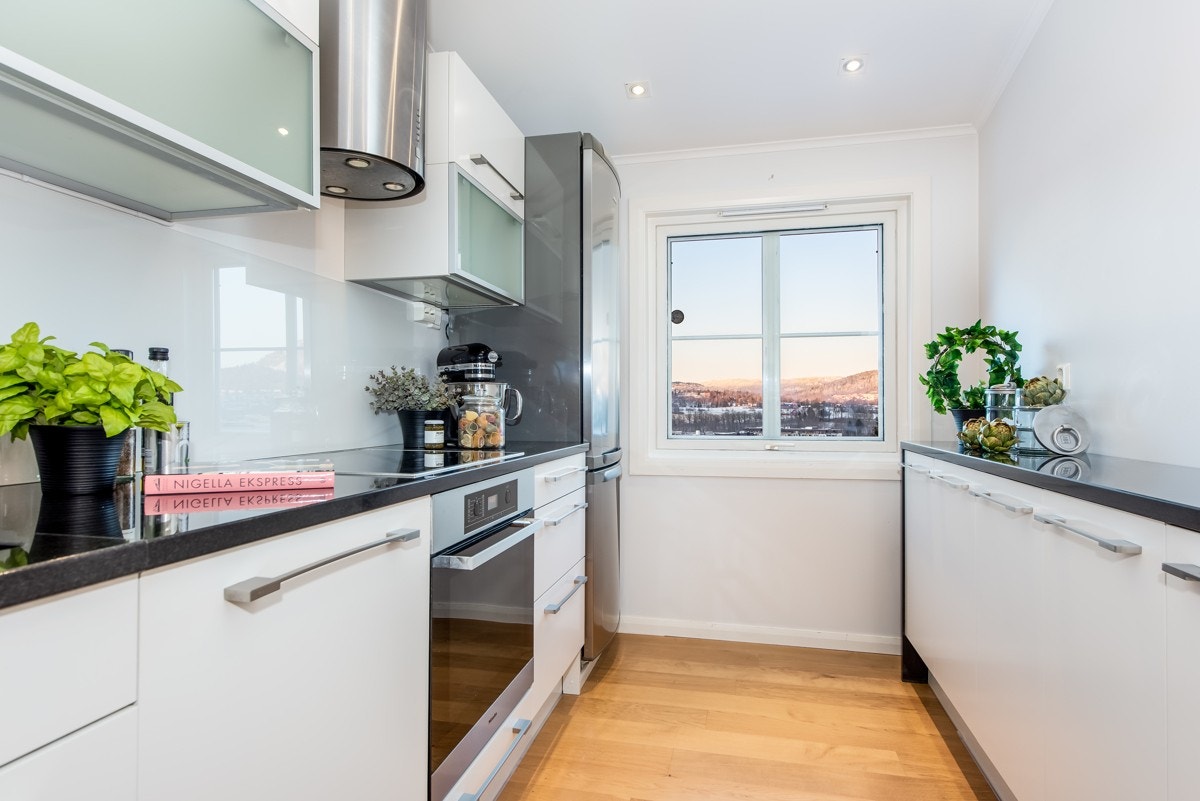 Delikat kjøkkeninnredning fra HTH - Her er det godt med skap og benkeplass. Galleribilde