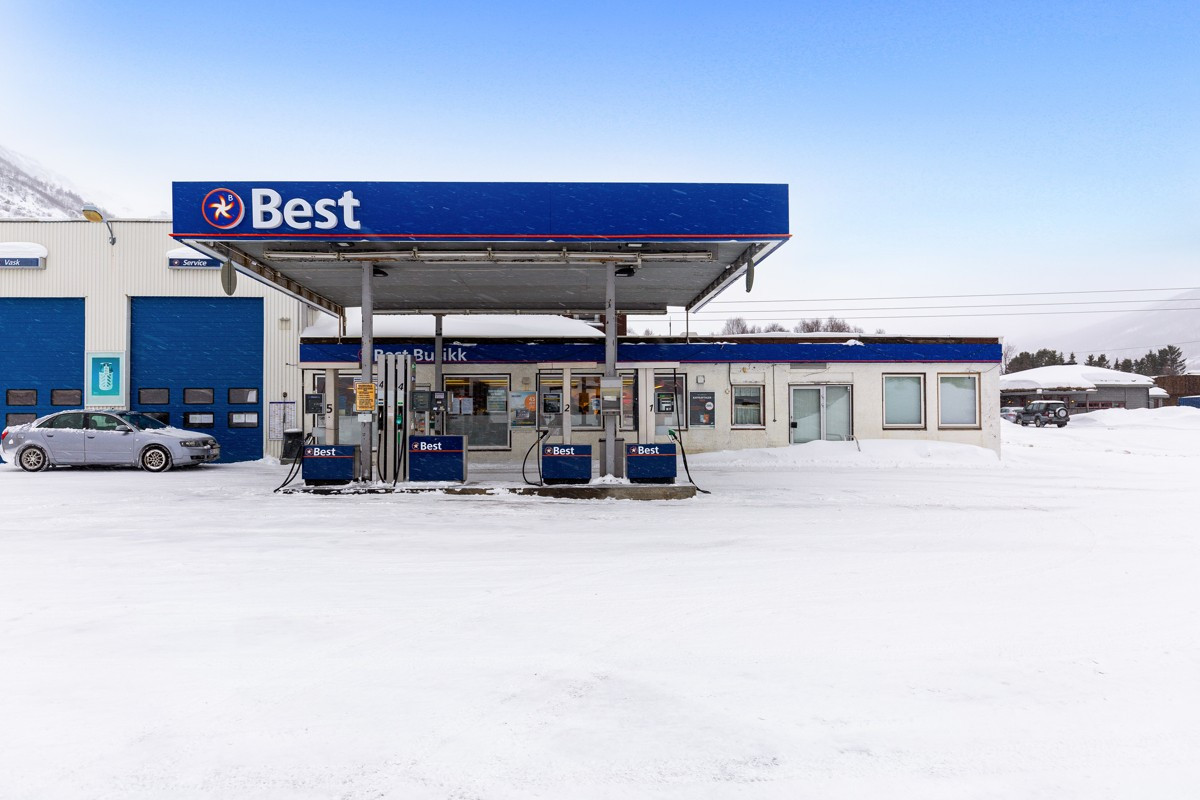 Kort vei til både dagligvarebutikk, bensinstasjon, skole, barnehage, mv.