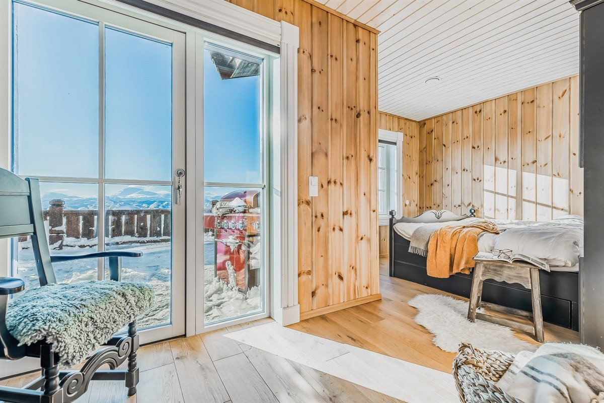 Hovedsoverom med utgang til terrasse