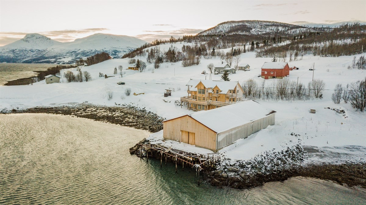 Det er flotte turområder like bak eiendommen