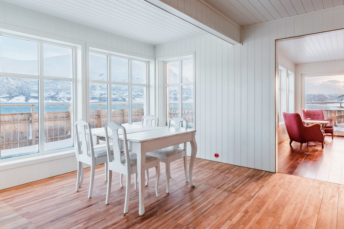 Spisestue helt fremst i boligen med flott åpen sjøutsikt