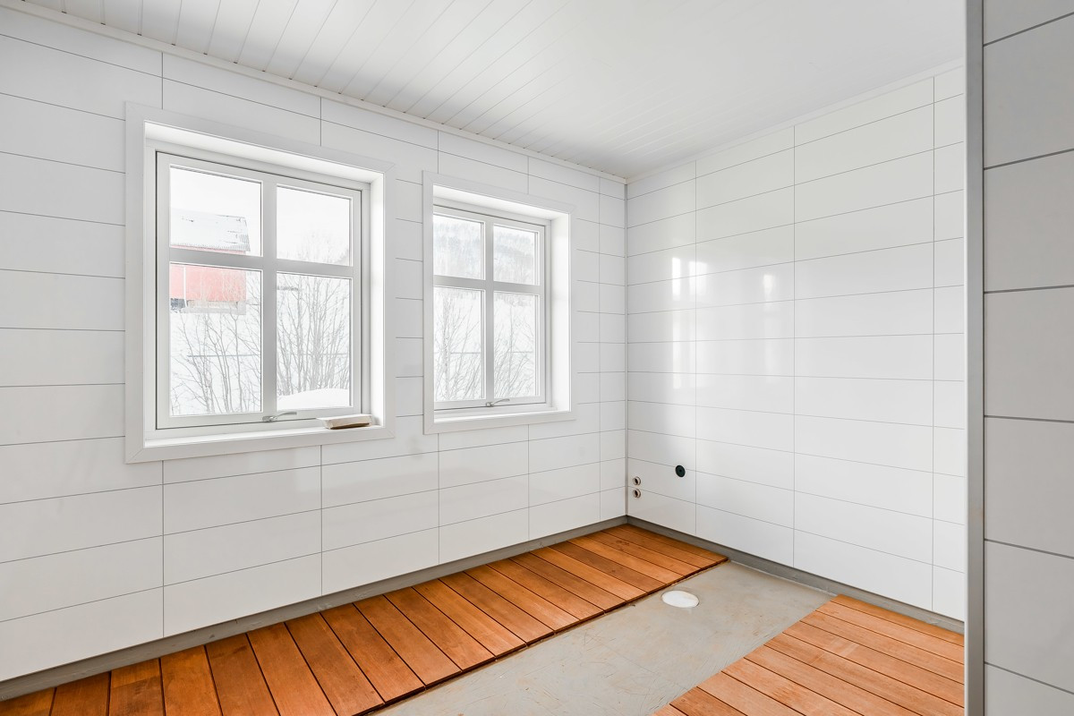Baderom - Skipsgulv med nating, lagte plass for dekorfliser i midten av skipsgulvet