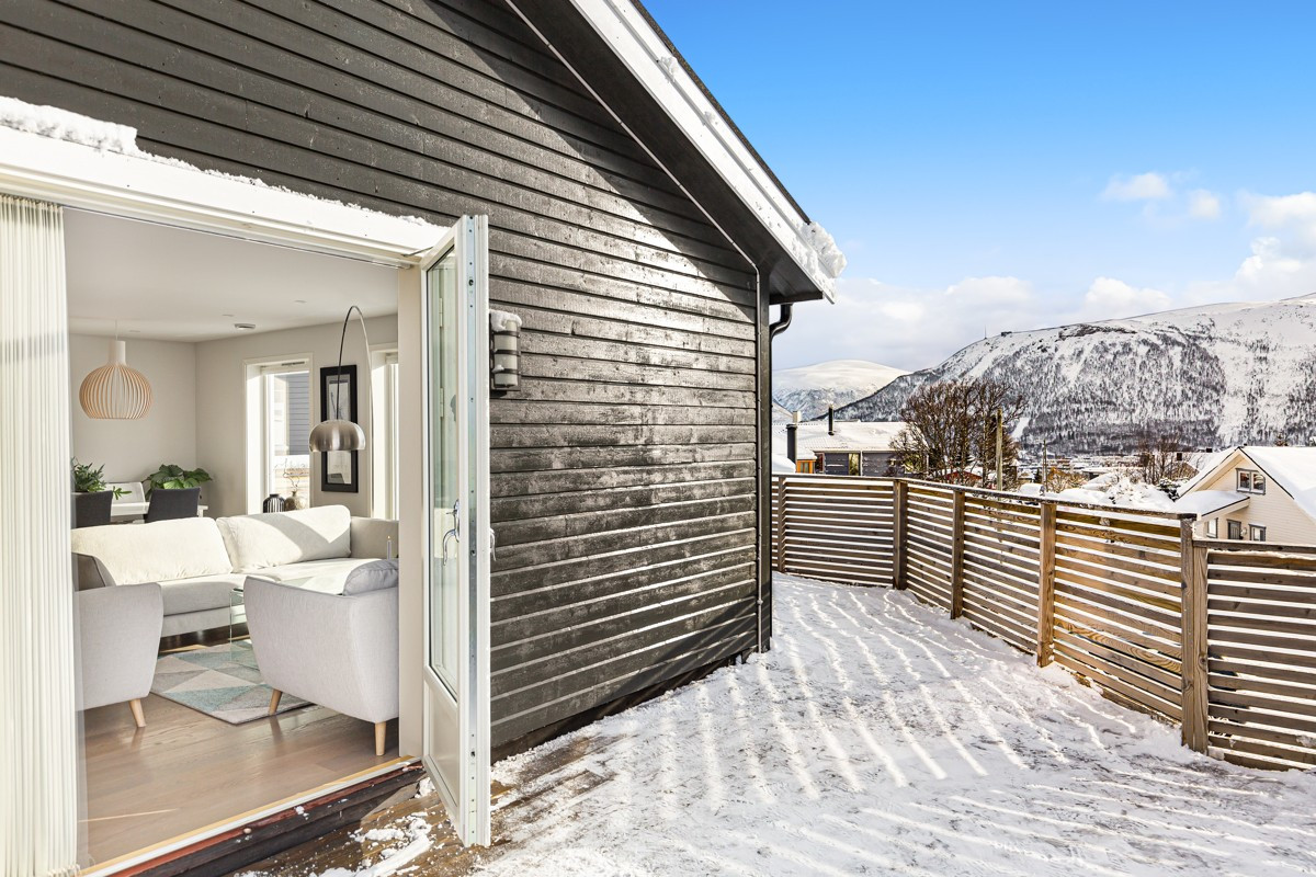 Stor veranda med utgang fra stue - her er det svært gode solforhold og nydelig utsikt!