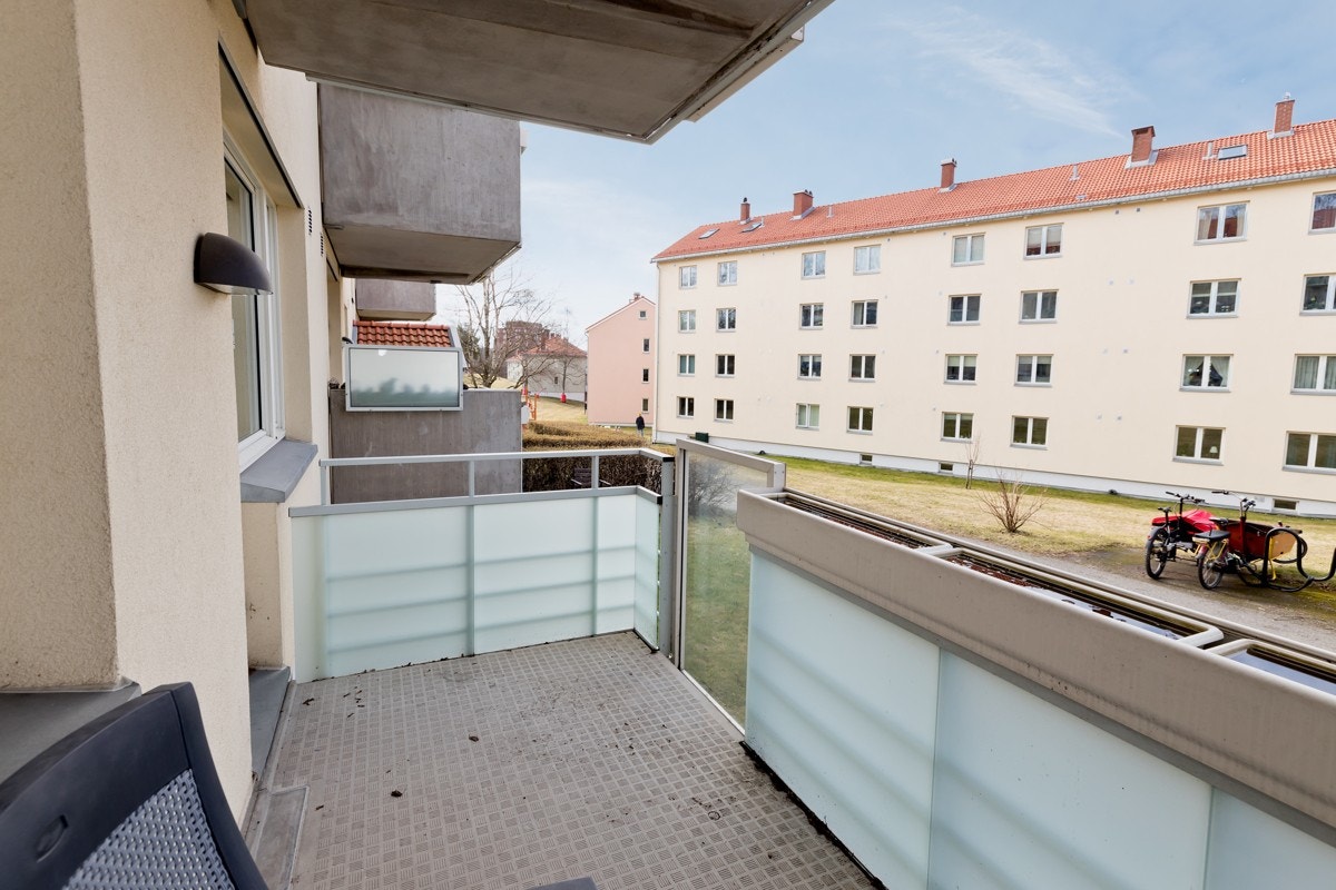 Balkongen vil fungere som en forlengelse av stuen de dagene være tillater det, og her kan man nyte varme sommerdager så vel som sene høstkvelder. Galleribilde