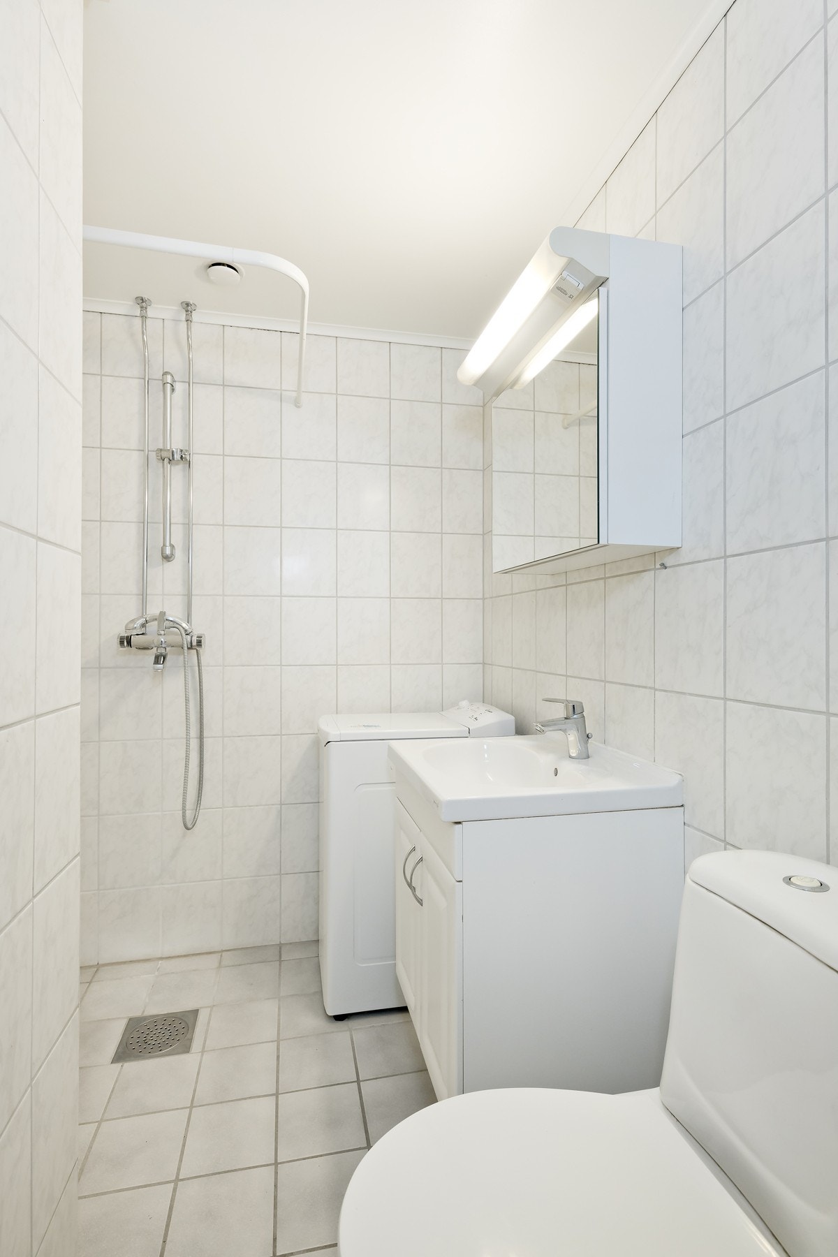 På badet har du i dag et dusjkabinett, servant, toalett og opplegg til vaskemaskin. Galleribilde