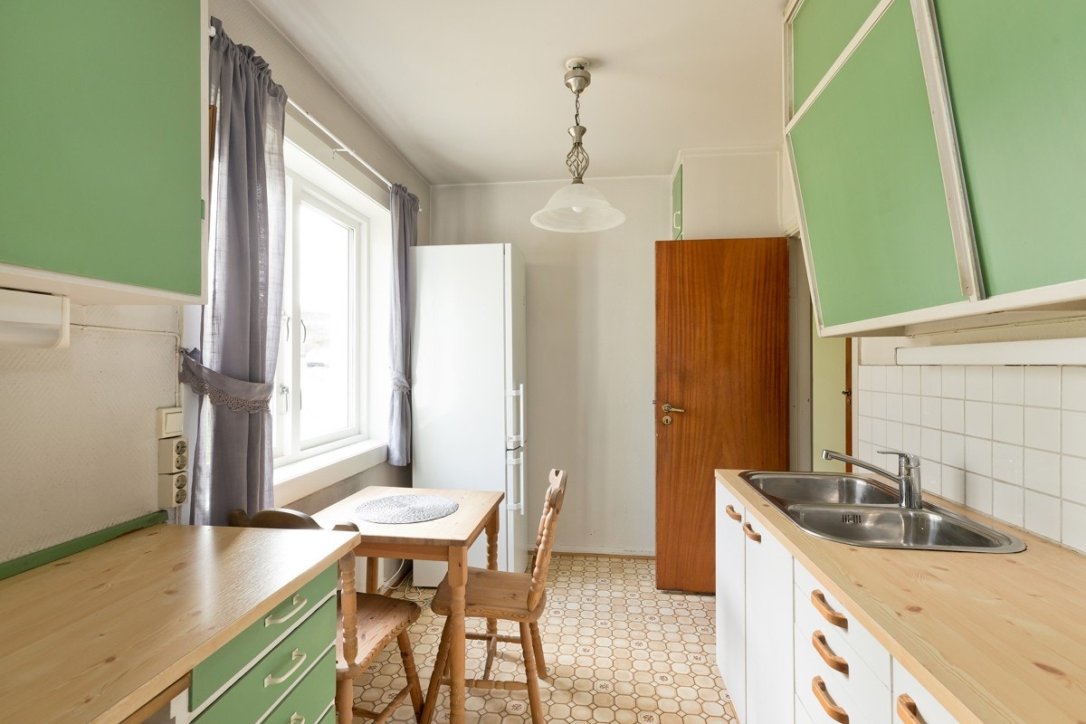 Boligens kjøkken er av god størrelse så her er det fint plass til en spisegruppe. Galleribilde