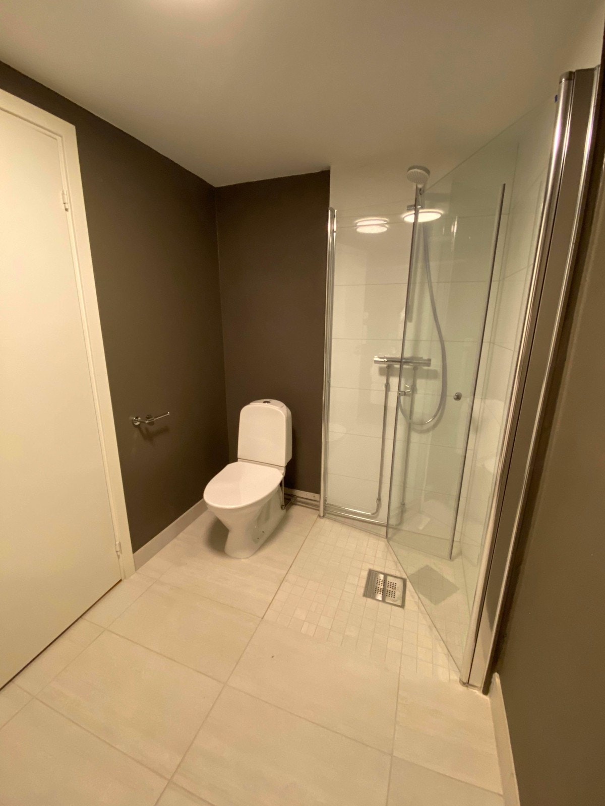 Romslig bad med varme i gulv. Galleribilde