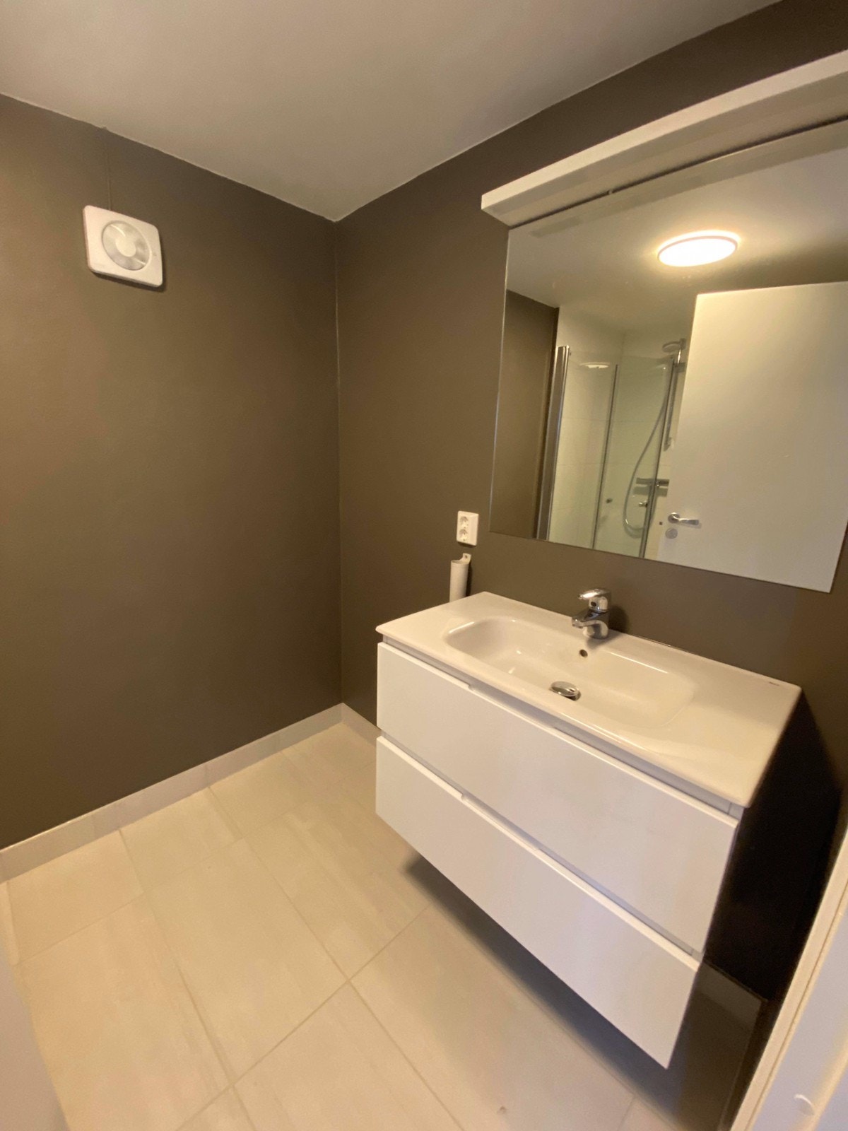 Plass til vaskemaskin ved servanten. Galleribilde