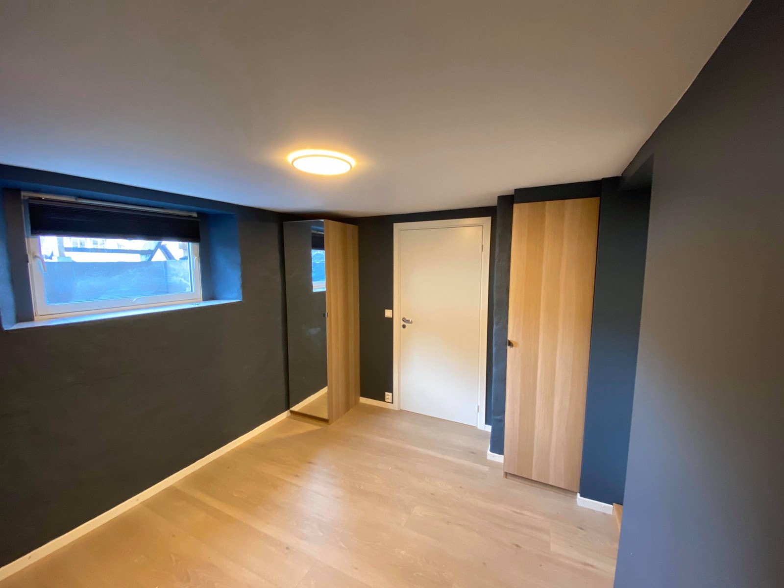 2stk fastmontert skap på soverom Galleribilde